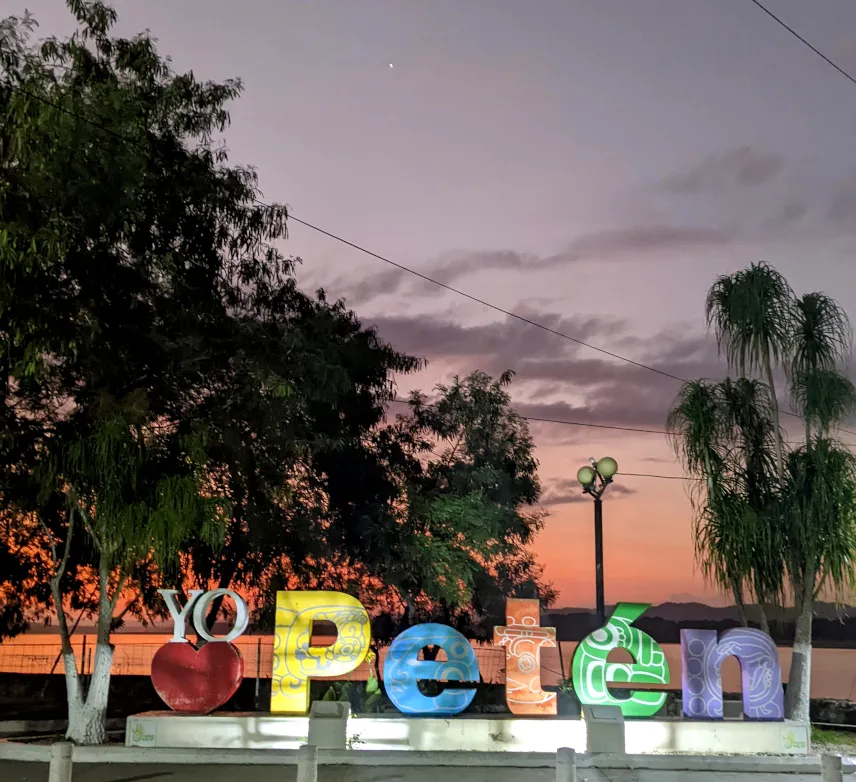 Picture of the Yo amo Peten sign