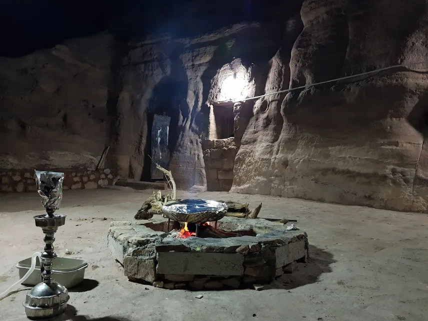 Picture of shisha and fire in front of a cave in Petra