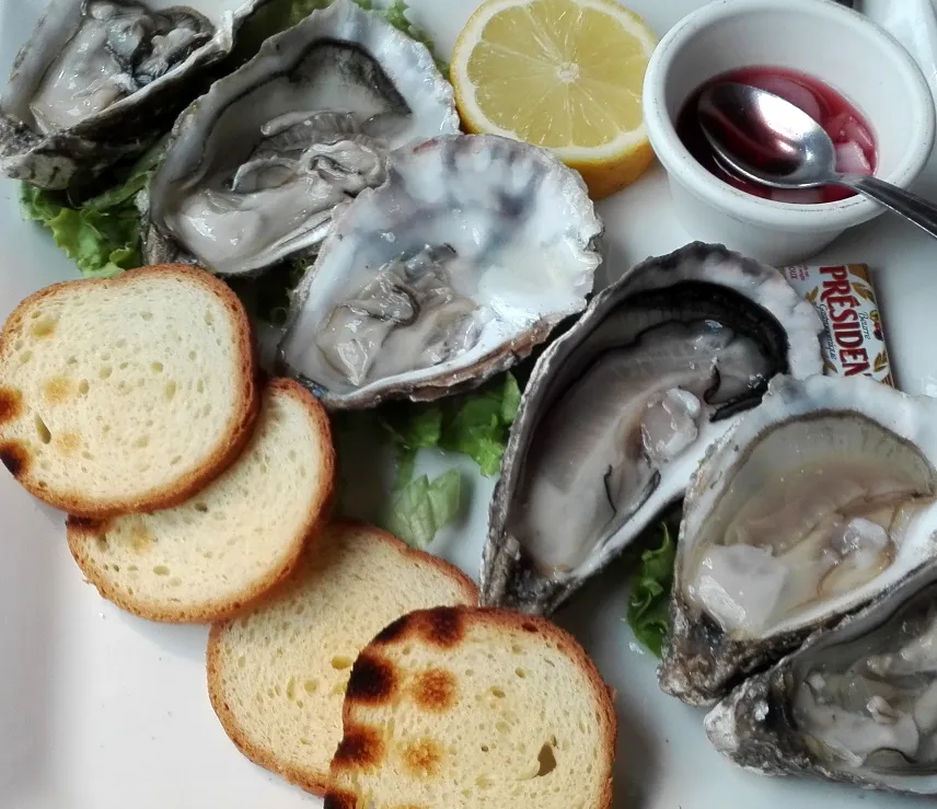Picture of a plate of oysters