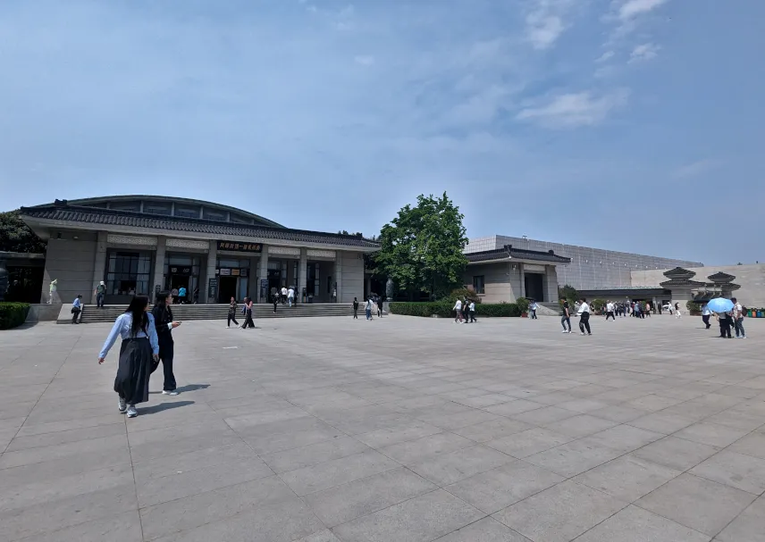 Picture of The three halls of the Terracotta Army